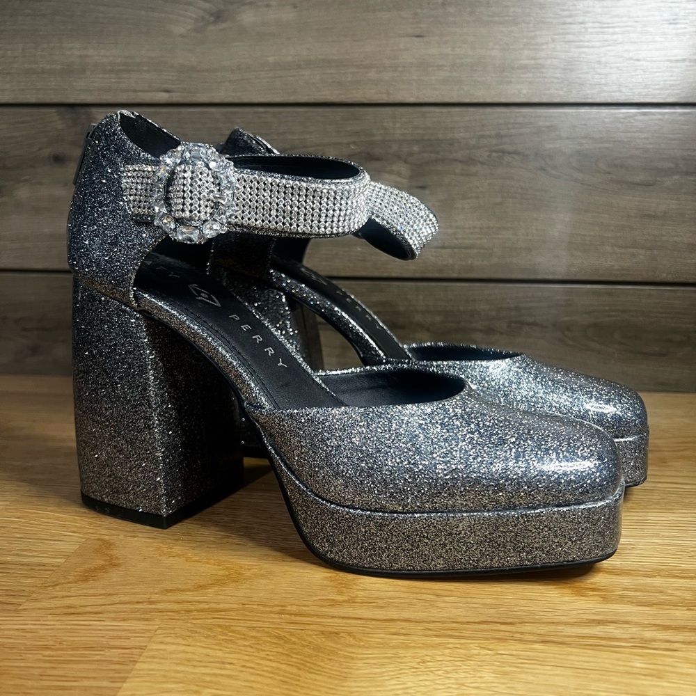 Katy Perry Women's The Uplift Buckle Pump size 8